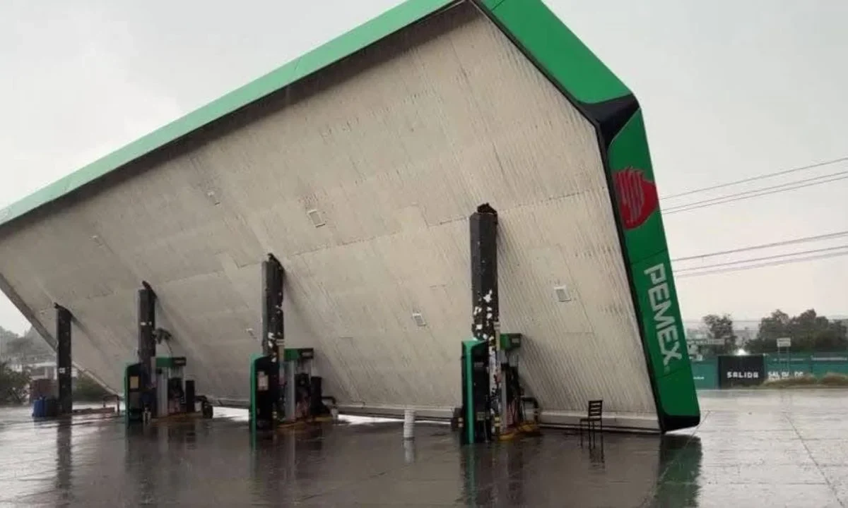 Tras lluvias y fuertes vientos colapsa el techo de gasolinera en Tlaxcala