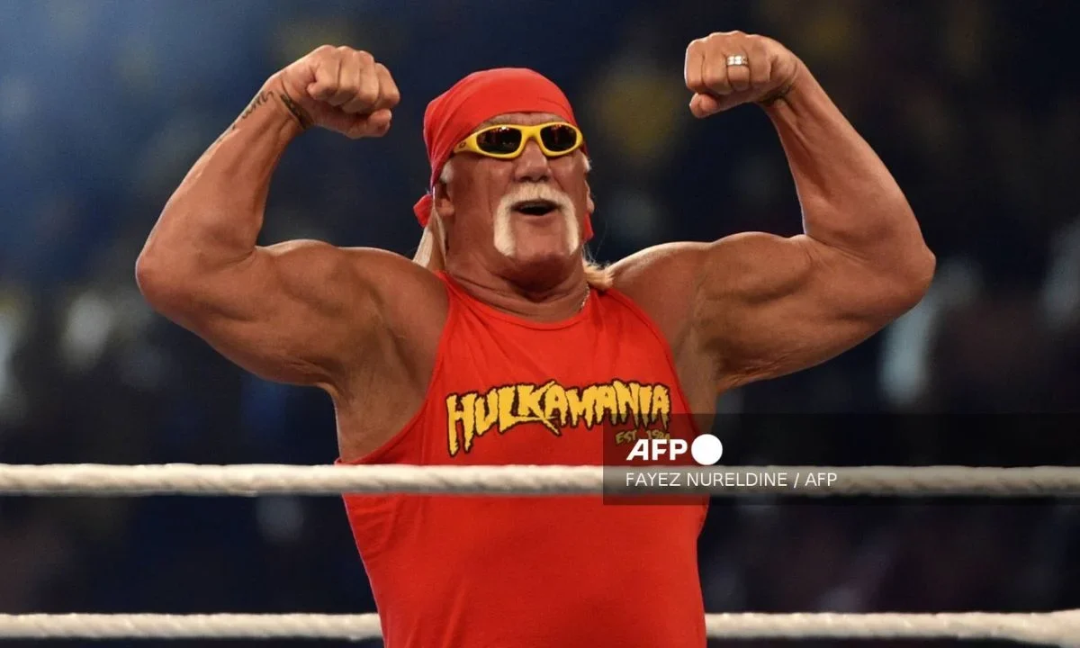 La leyenda de la lucha libre Hulk Hogan saluda al público durante el PPV Crown Jewel de la World Wrestling Entertainment (WWE) en el Estadio Universitario Rey Saud de Riad