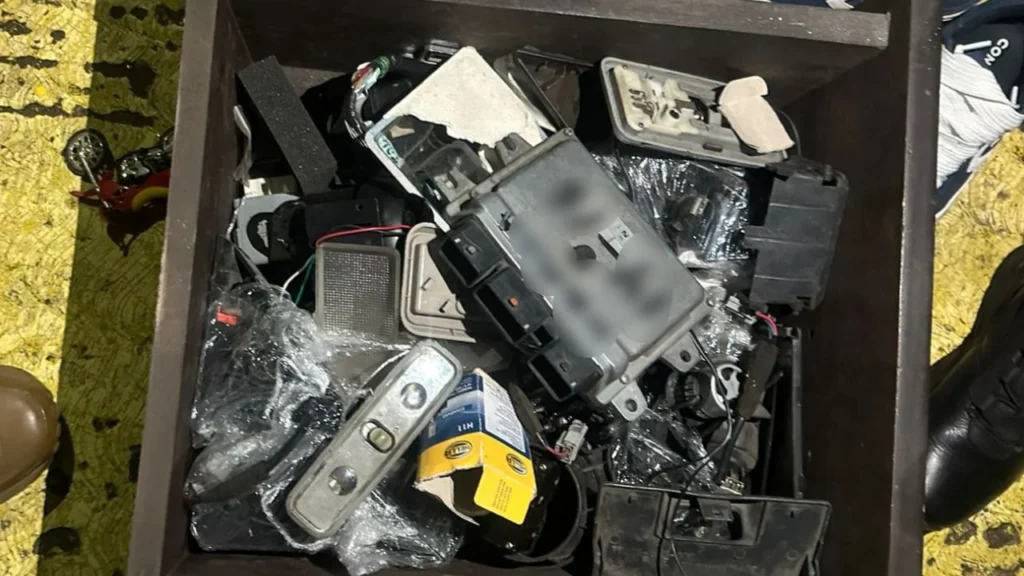 En el inmueble de Iztapalapa se aseguraron dos armas de fuego cortas, 79 cartuchos útiles, cuatro cargadores, una boleta de pago de tenencia 