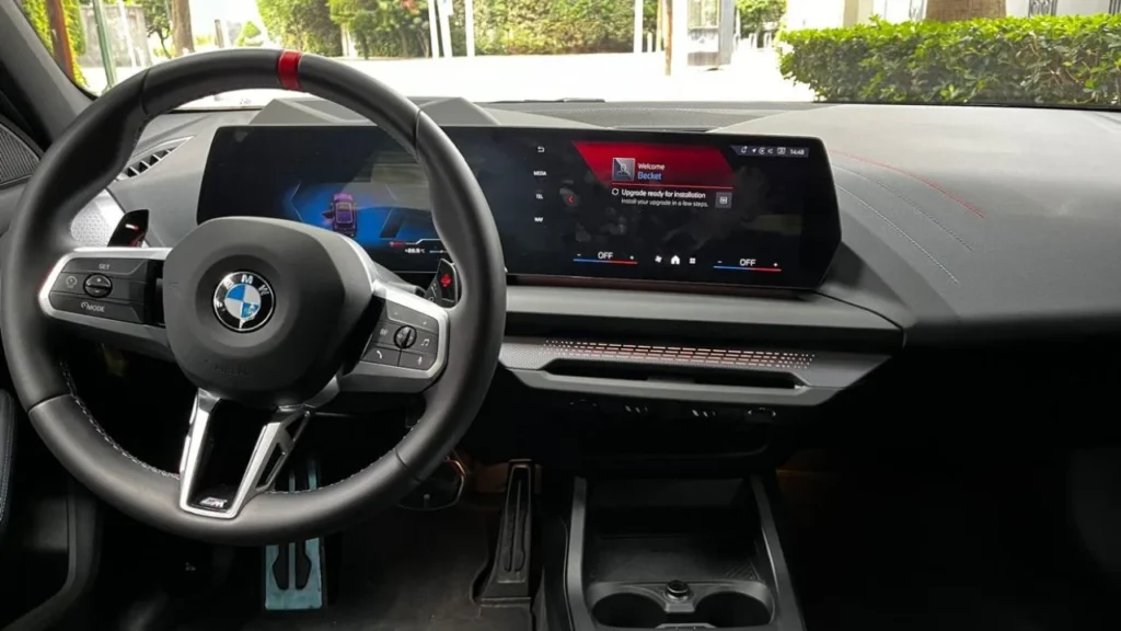 El M135i  de BMW monta un motor 2.0 litros TwinPower Turbo de cuatro cilindros que entrega 306 hp y 450 Nm de toque