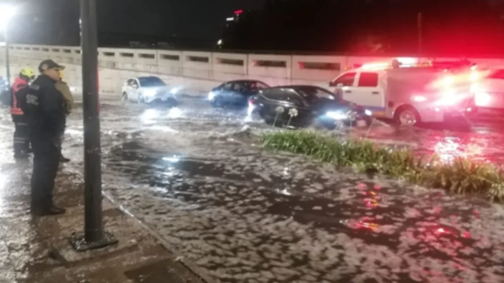 El pasado 10 de junio personal de la SSC realizó labores para atender encharcamiento derivado de la fuerte lluvia en Av. Carlos Lazo a la altura de Av. de los Poetas, Cuajimalpa
