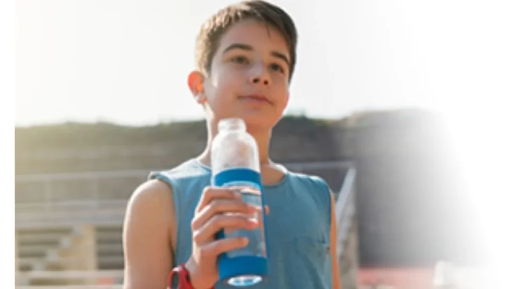 Bebe abundante agua para evitar golpes de calor 
