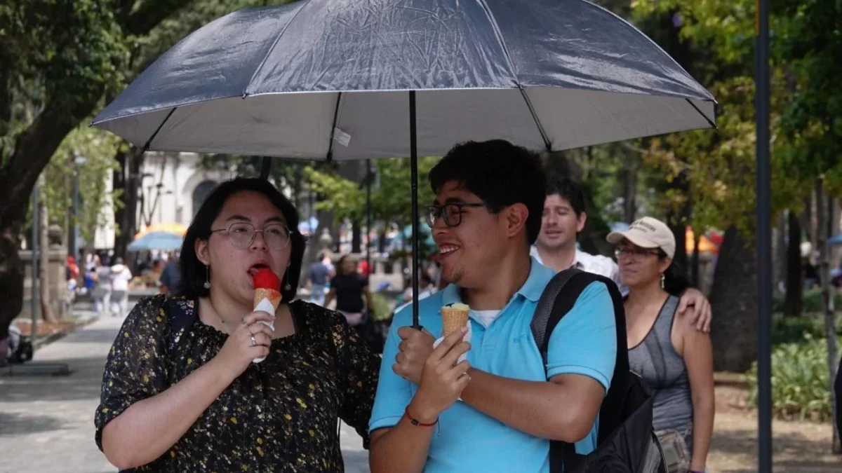 Jóvenes se refrescan con helados debido al clima caluroso en la capital