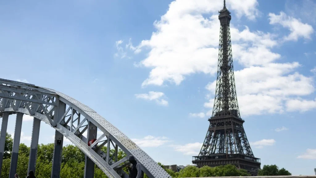 Agentes de seguridad vieron a dos personas subiendo al famoso monumento, con paracaídas y pasamontañas en la Torre Eiffel