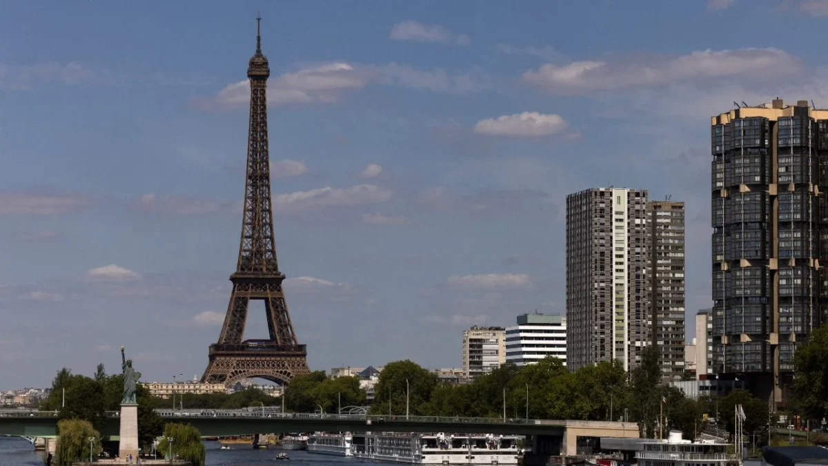 Dos hombres saltaron en paracaídas desde lo alto de la Torre Eiffel durante las primeras horas de este jueves