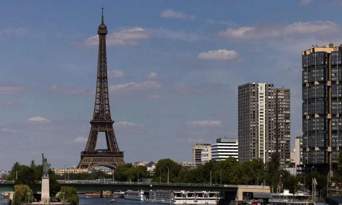 Dos hombres saltaron en paracaídas desde lo alto de la Torre Eiffel durante las primeras horas de este jueves