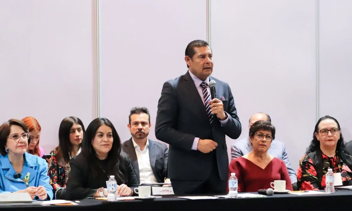 Silvia Tanus acompañó al gobernador Armenta al Foro "Construyendo las Metrópolis del Presente", enfocado en movilidad, agua, innovación y digitalización,
