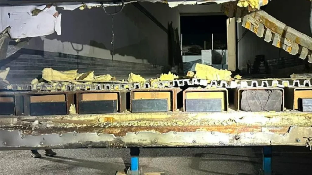 Las cajas encontradas con metanfetamina en el tráiler ostentan en sus tapas las letras M-H, y F-H