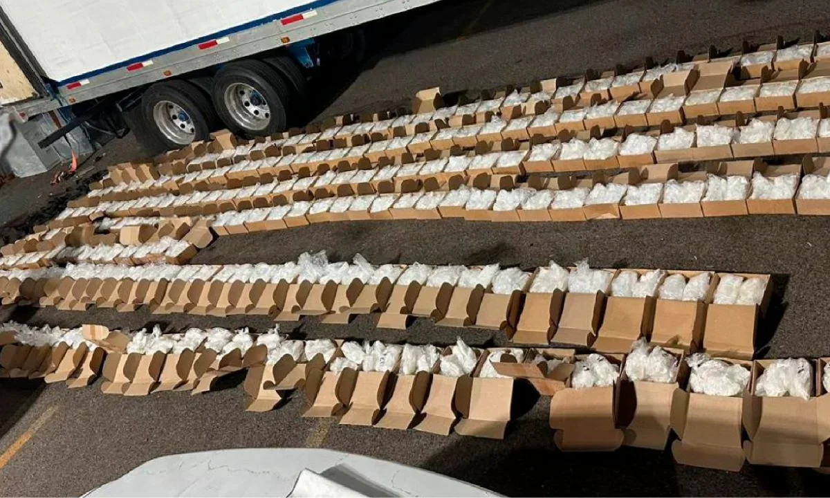 Encuentran ocultas en un tráiler 575 cajas de cartón color café que contenían mil 100 kilos de metanfetamina