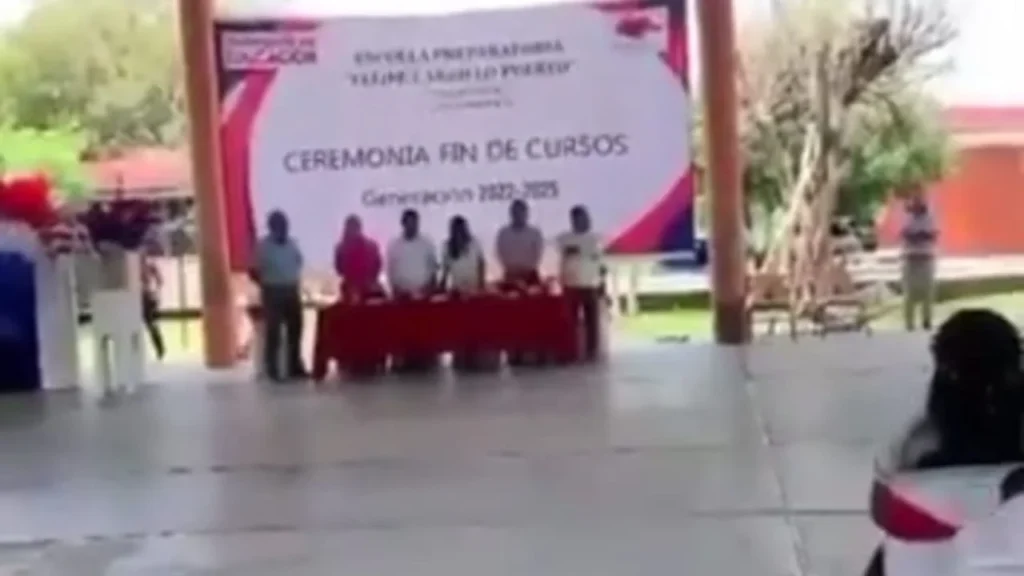 En plena graduación, alumna denuncia acoso sexual de maestros en preparatoria de Chiapas