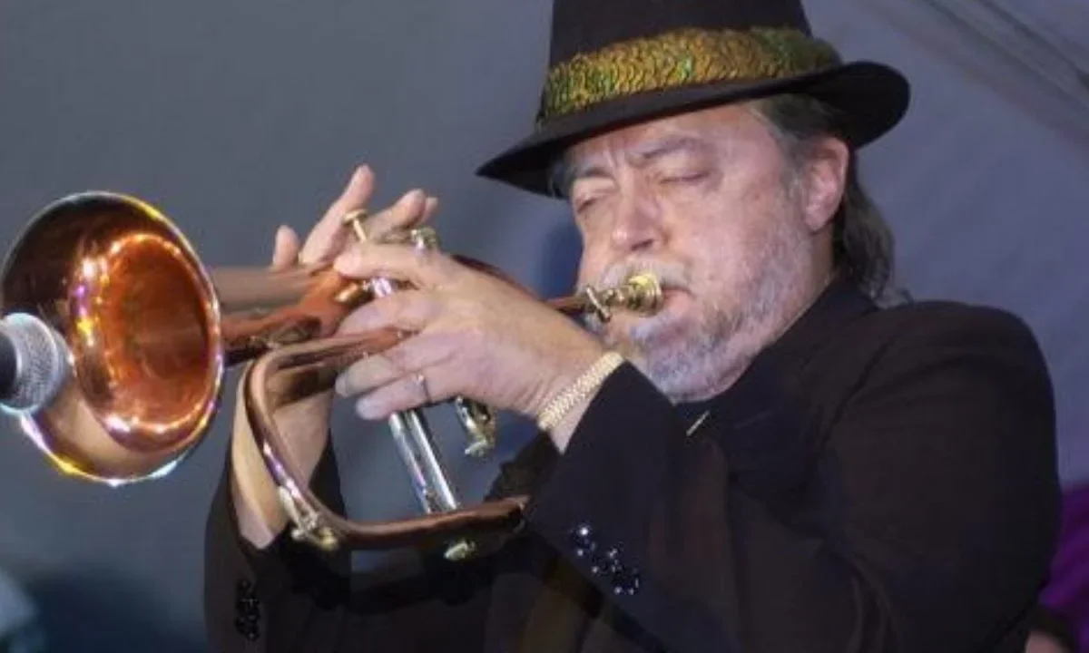Chuck Mangione durante su presentación en la "Gala A Time To Care" el 13 de mayo de 2004 en la Mansión Playboy de Holmby Hills