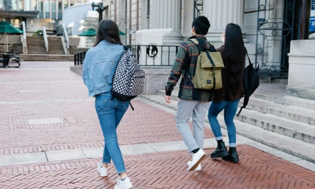 Manejar tus finanzas universitarias trasciende la vida académica porque cada decisión financiera que tomas ahora construye hábitos