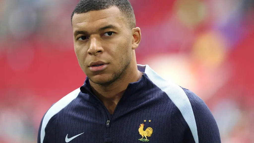 Inician investigación contra El delantero francés del Real Madrid, Kylian Mbappé, por cheques a policías