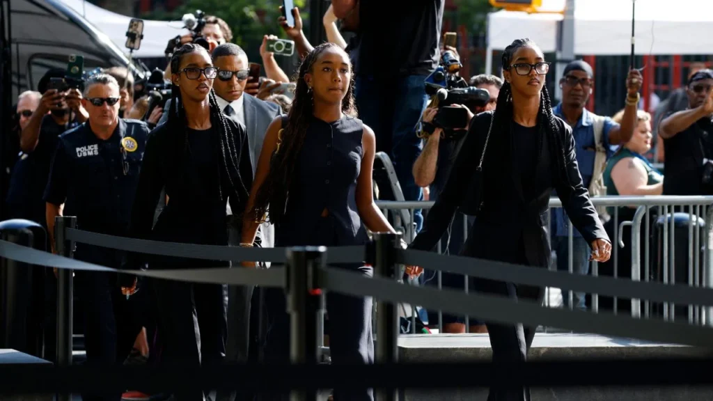 Jessie Combs (izq.), Chance Combs (centro) y Lila Combs (der.) llegan al Tribunal Federal de Manhattan mientras el jurado comienza las deliberaciones en el juicio por tráfico sexual de Sean "Diddy" Combs el 30 de junio de 2025 en la ciudad de Nueva York.
