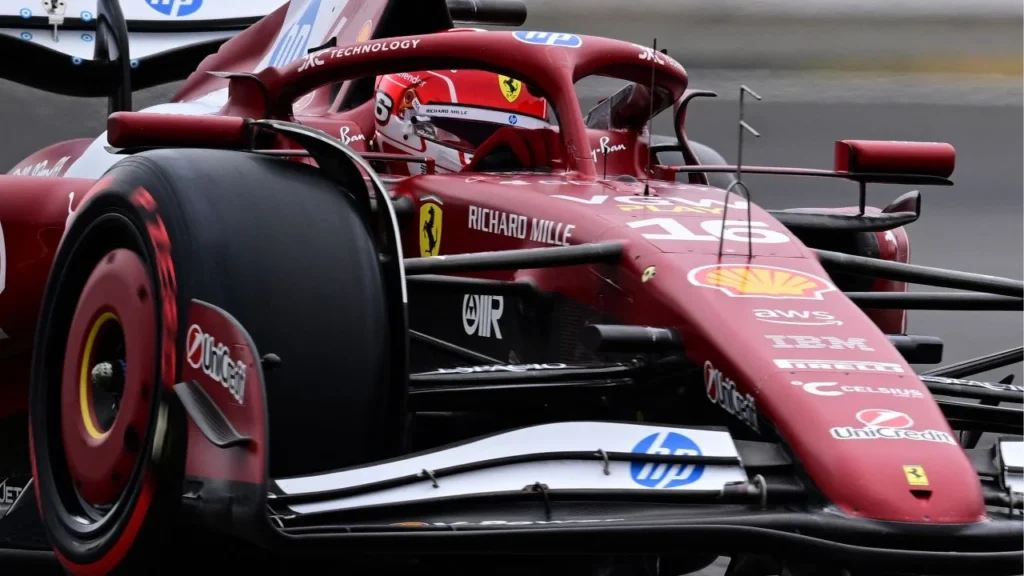 Charles Leclerc, participa en la tercera sesión de entrenamientos libres previa al Gran Premio de Gran Bretaña de Fórmula 1 en el circuito de Silverstone