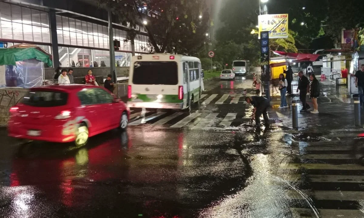 Personal de la SSC libera la vialidad tras encharcamientos registrados por la lluvia de esta noche.