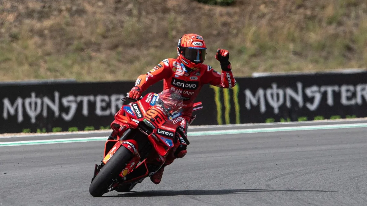 Marc Márquez, piloto español de MotoGP del equipo Ducati Lenovo, reacciona tras ganar la carrera sprint del Gran Premio de la República Checa de MotoGP