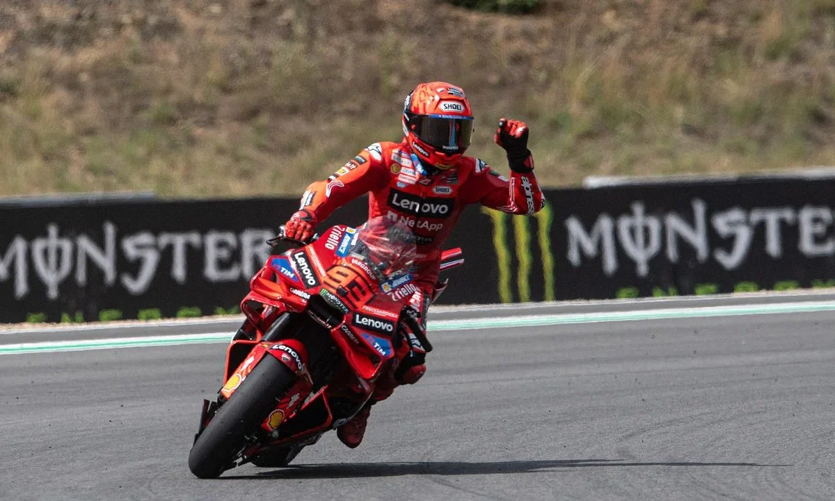 Marc Márquez, piloto español de MotoGP del equipo Ducati Lenovo, reacciona tras ganar la carrera sprint del Gran Premio de la República Checa de MotoGP