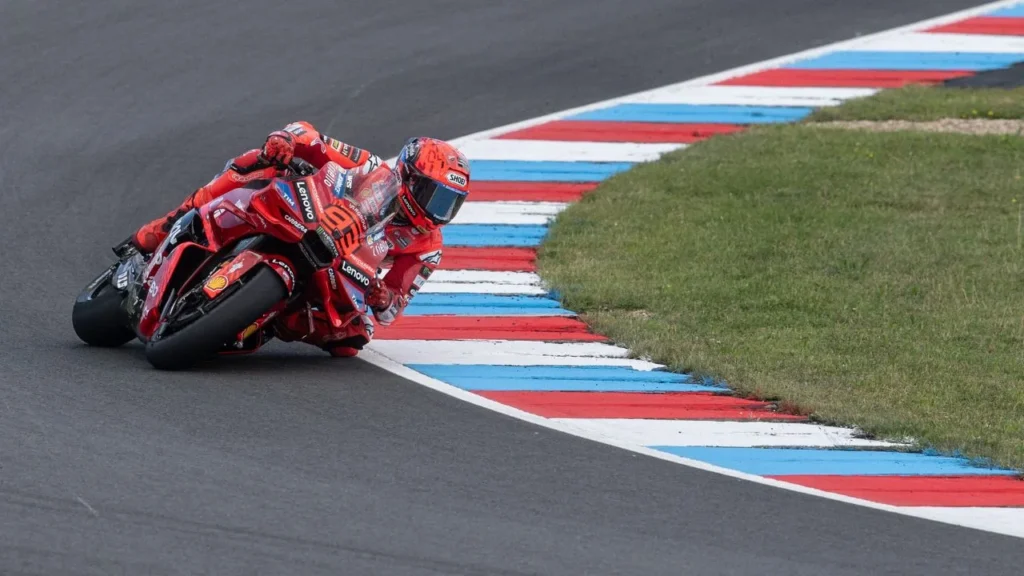 Marc Márquez, piloto español de MotoGP del equipo Ducati Lenovo, compite durante la carrera sprint del Gran Premio de la República Checa de MotoGP