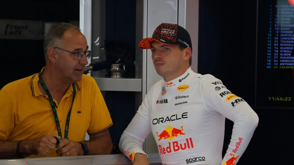 Max Verstappen (der.), observa antes del inicio de la carrera sprint del Gran Premio de Bélgica de Fórmula 1