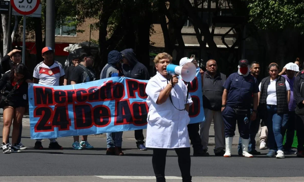 Esta miércoles, comerciantes de mercados públicos de la CDMX implementaron bloqueos en diversos puntos de la capital
