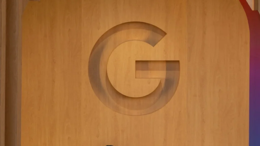 Google recibe multa por presuntamente hacer uso de datos de usuarios sin consentimiento