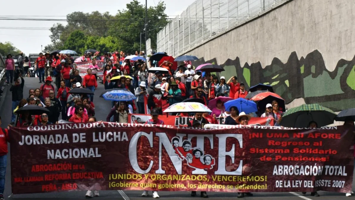 Integrantes de la CNTE entregaron un pliego petitorio en oficialía de partes de la sede del Ejecutivo