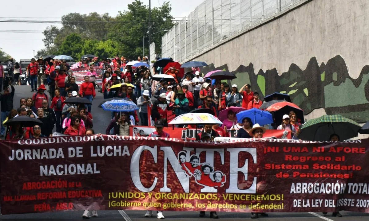 Integrantes de la CNTE entregaron un pliego petitorio en oficialía de partes de la sede del Ejecutivo