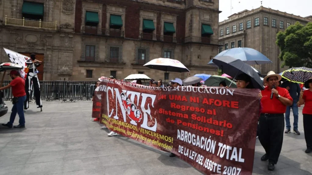 Maestros de la CNTE marcharon de la Unidad de Administración y Finanzas de la Autoridad Educativa Federal de la Ciudad de México (AEFCM) rumbo al zócalo capitalino en busca de entregar un pliego petitorio a la presidenta Claudia Sheinbaum.