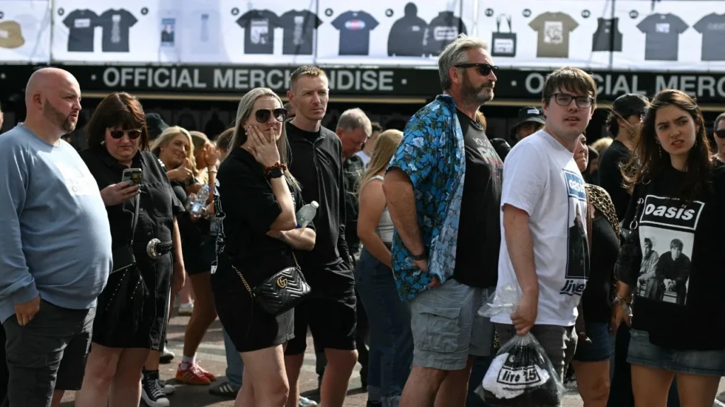 Liam y Noel Gallagher, de Oasis,  vuelven a compartir escenario desde la separación del grupo en 2009.