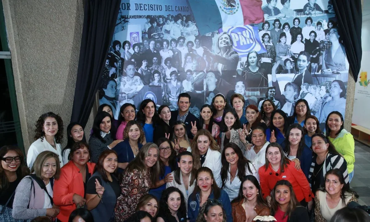 PAN devela muro de honor en conmemoración del voto femenino