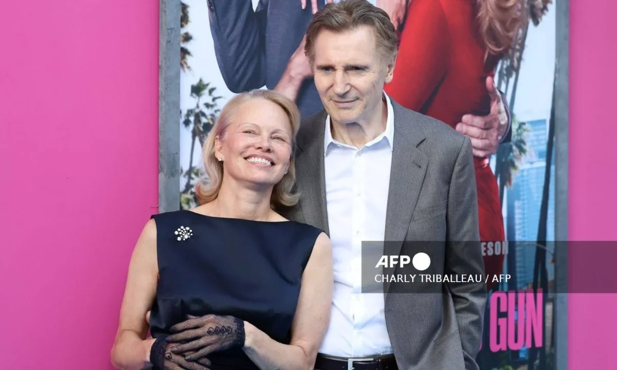 La actriz canadiense-estadounidense Pamela Anderson y el actor británico Liam Neeson asisten al estreno estadounidense de 
