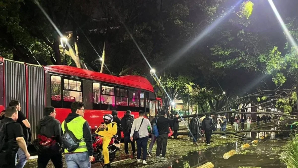 Provoca lluvia inundaciones en Periférico Sur
