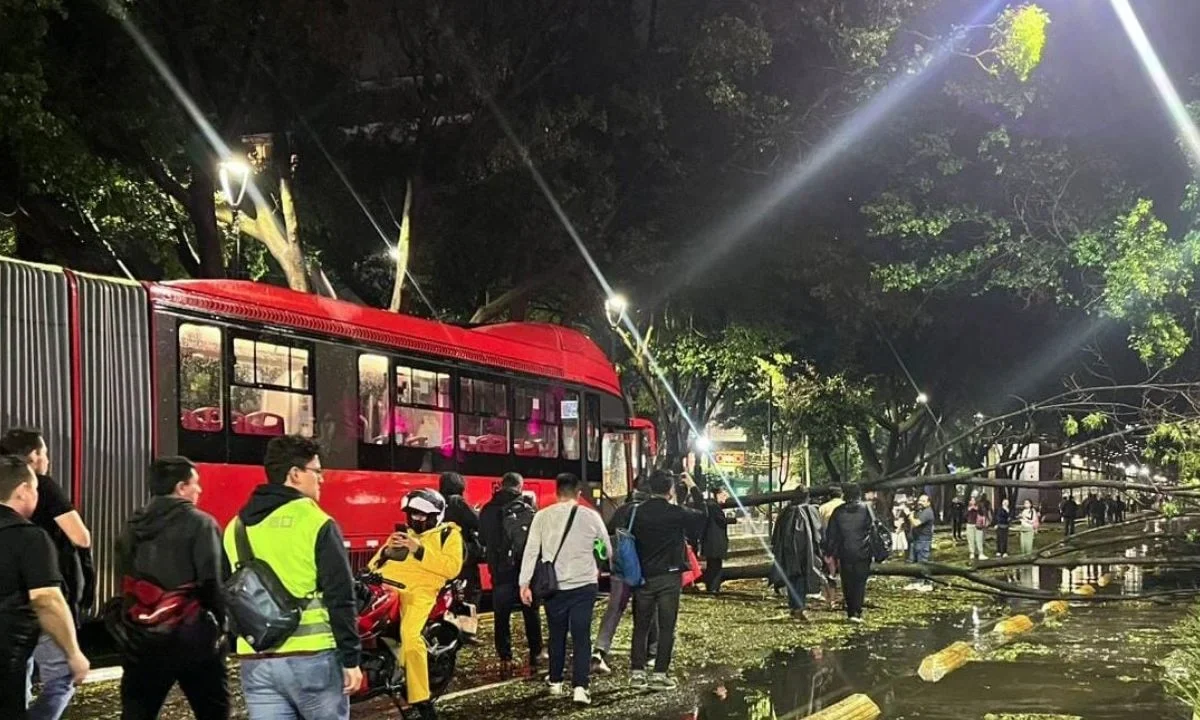 Provoca lluvia inundaciones en Periférico Sur
