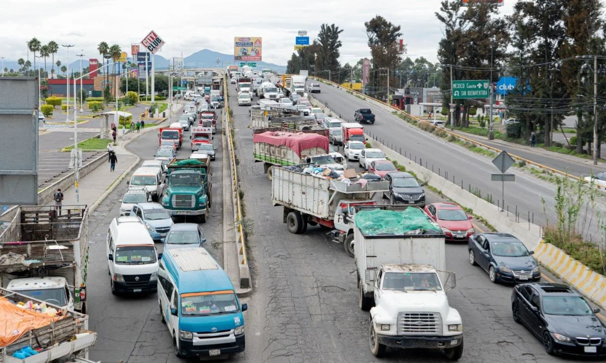 Recolectores protestan y depositan toneladas de basura frente al palacio municipal de Ixtapaluca