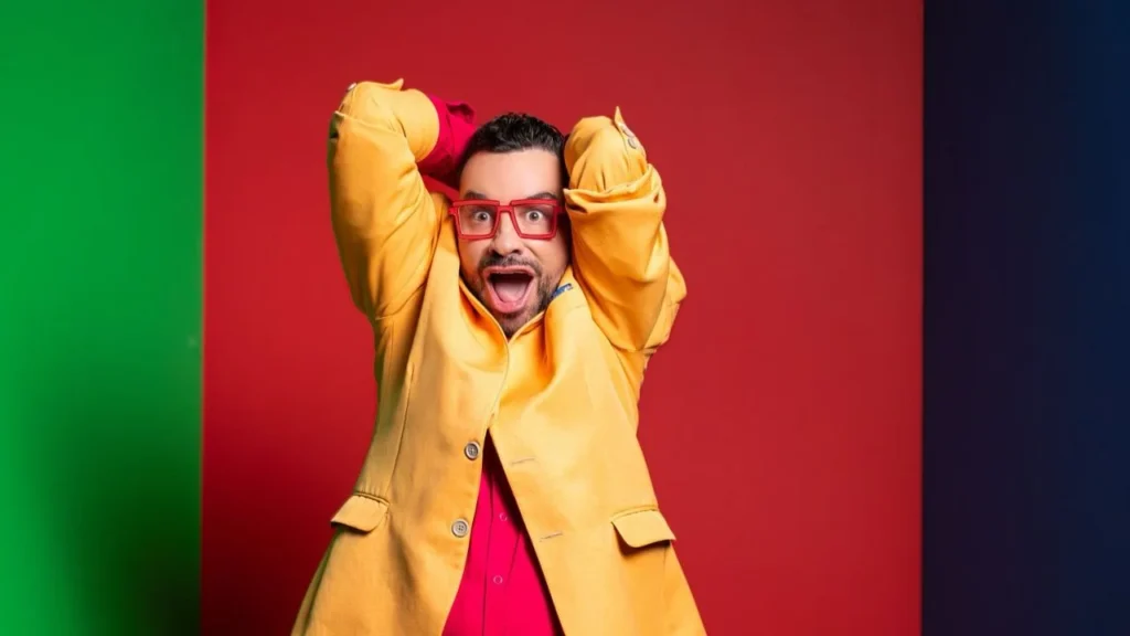 Shiky Clement es un artista español cuya carrera ha abarcado múltiples plataformas, incluyendo televisión, radio y teatro