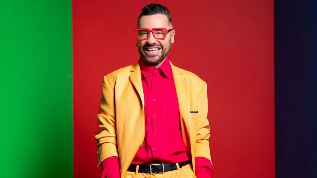 Shiky Clement es un artista español cuya carrera ha abarcado múltiples plataformas, incluyendo televisión, radio y teatro