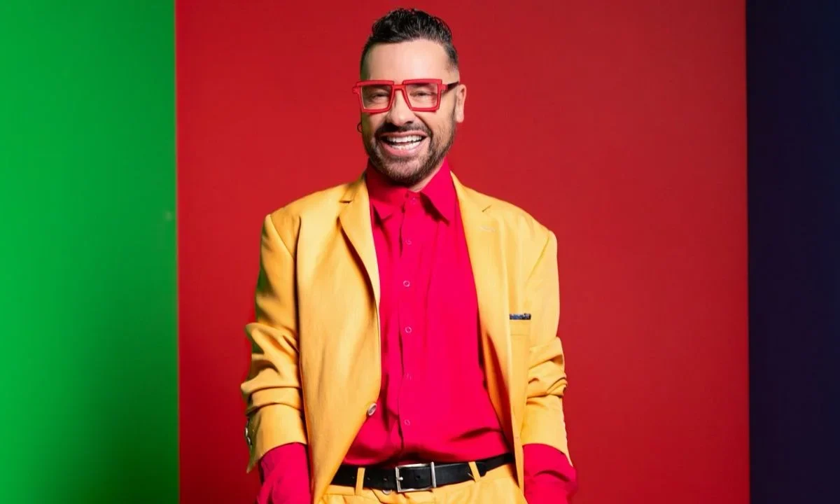 Shiky Clement es un artista español cuya carrera ha abarcado múltiples plataformas, incluyendo televisión, radio y teatro
