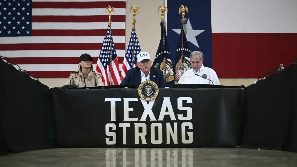 Donald Trump, y la primera dama, Melania Trump, se sientan con el gobernador de Texas, Greg Abbott (der.), durante una mesa redonda con funcionarios locales y personal de emergencias en el Happy State Bank Expo Hall en Kerrville, Texas,