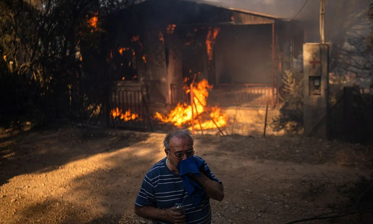 Casa en llamas durante un incendio forestal en Pikermi, a unos 30 km al este de Atenas