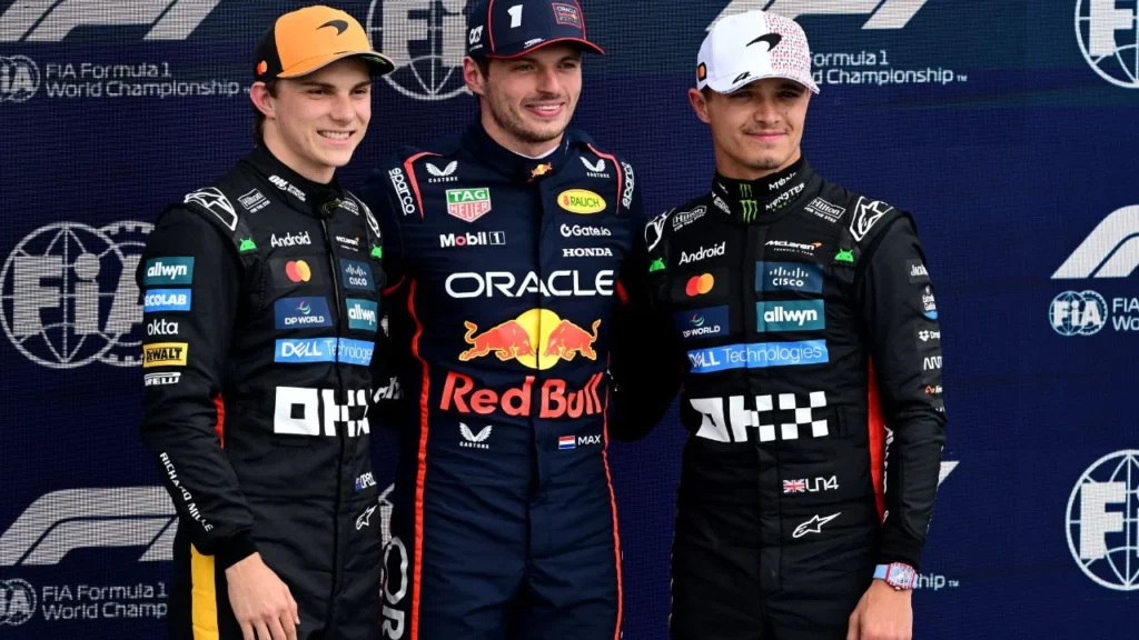 (De izq. a der.) El piloto australiano de McLaren, Oscar Piastri; el piloto holandés de Red Bull Racing, Max Verstappen; y el piloto británico de McLaren, Lando Norris, posan para una foto tras la sesión de clasificación previa al Gran Premio de Gran Bretaña de Fórmula 1
