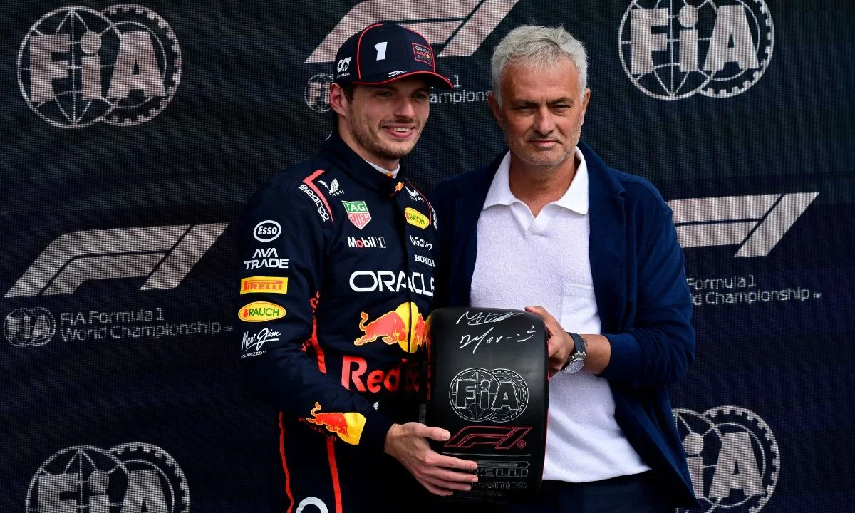 El piloto holandés de Red Bull Racing, Max Verstappen, sostiene el neumático de la Pole Position junto al entrenador de fútbol portugués José Mourinho después de clasificarse primero para el Gran Premio de Gran Bretaña