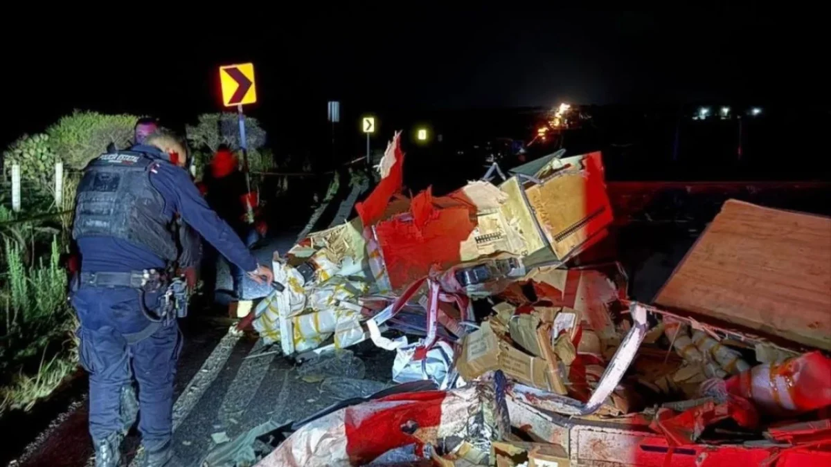 El percance fue entre una camioneta y un tráiler con autopartes.