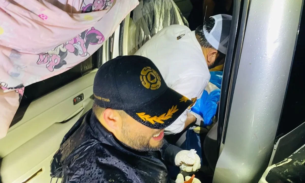 Personal de Protección Civil y el alcalde de González, Tamaulipas atendieron un parto de emergencia en una carretera cerrada por las lluvias.