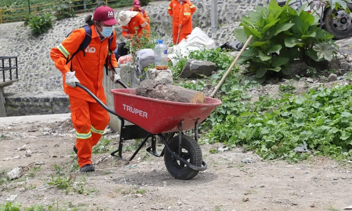 Alcaldía Álvaro Obregón retira 1,911 toneladas de desechos de la presa Río Becerra