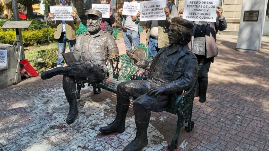 Las esculturas de Castro y El Che las adquirieron por 600 mil pesos con recursos del Ramo 500, destinado a la compra de maquinaria.