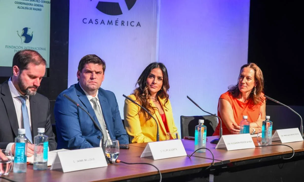Alessandra Rojo de la Vega presentó en el extranjero el modelo de Gobierno que encabeza, en un foro con alcaldes en Madrid.