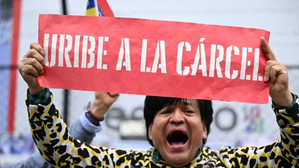 Álvaro Uribe, expresidente de Colombia, culpable de soborno en juicio. Noticias en tiempo real