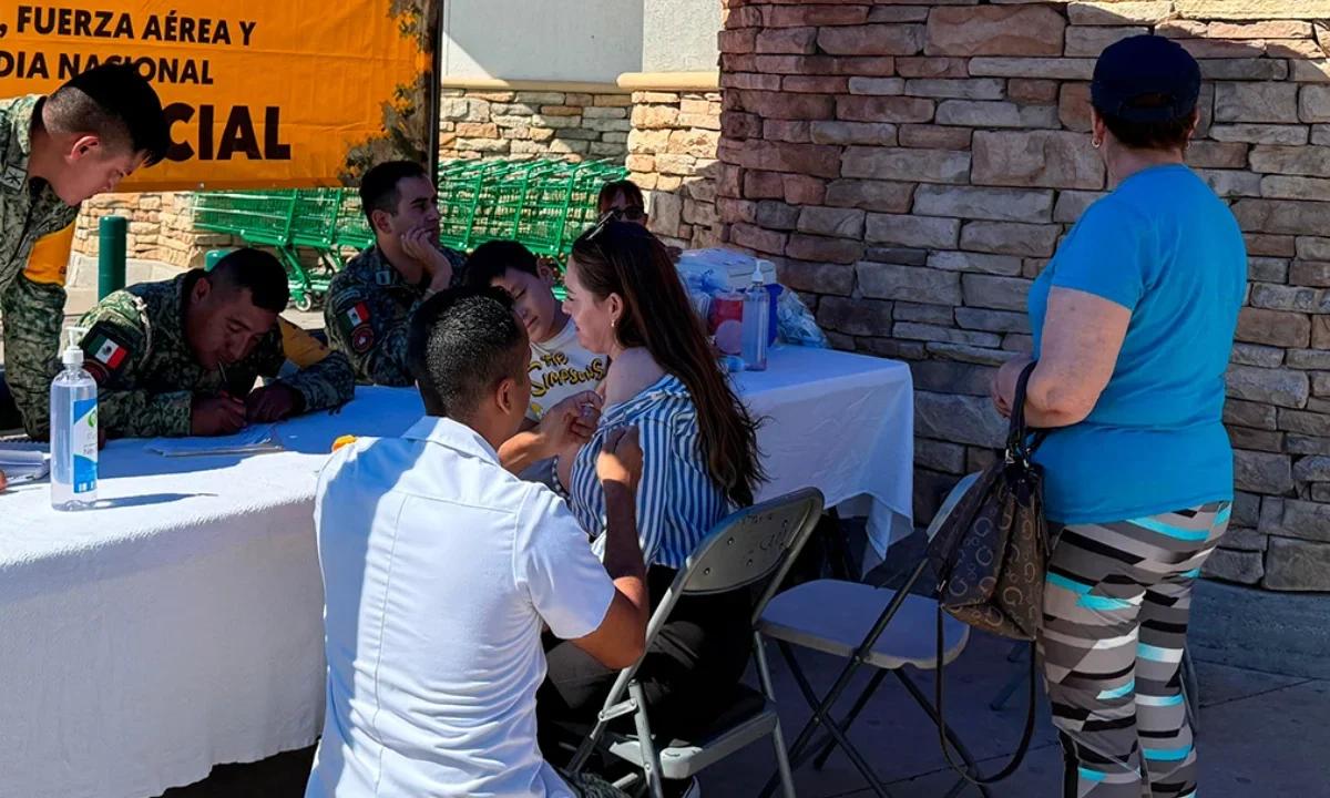 Brigadas recorren municipios de Chihuahua para aplicar vacunas contra el sarampión y frenar la propagación del brote.