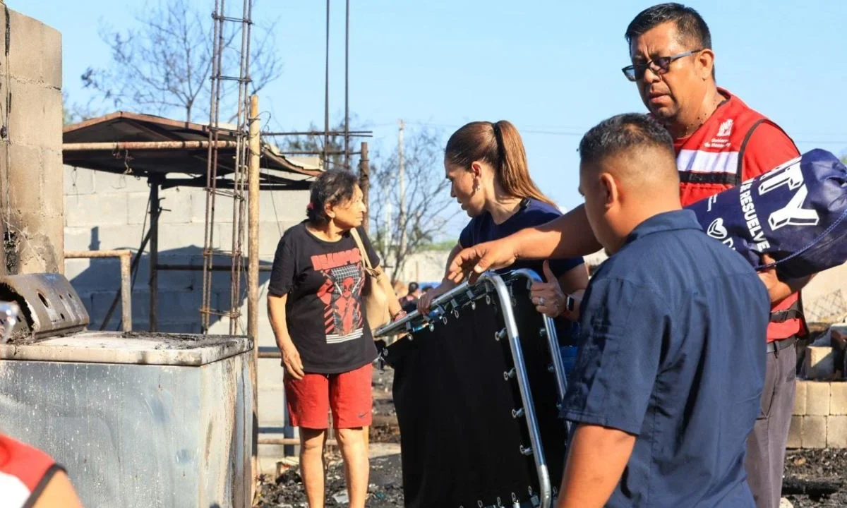 Por instrucción del alcalde Adrián de la Garza, el Gobierno de Monterrey entregó apoyos a los habitantes de la colonia afectada por incendio.